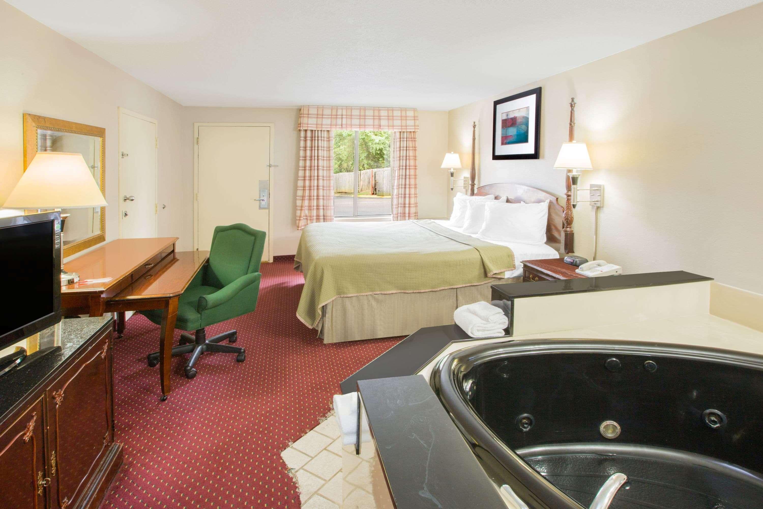 Howard Johnson By Wyndham Dothan Exterior photo