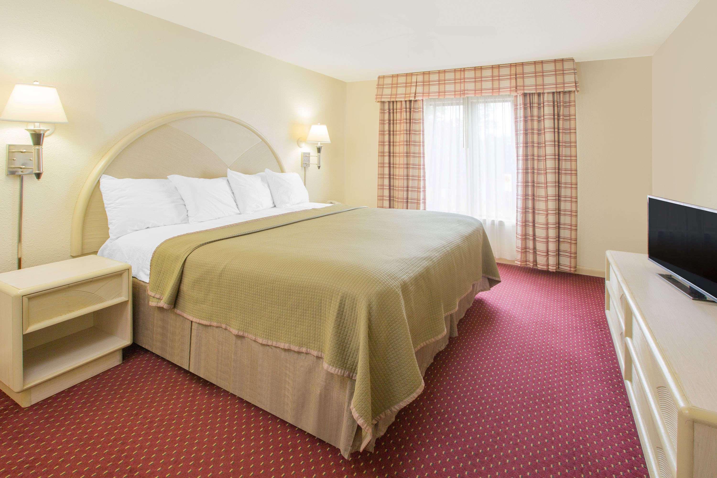 Howard Johnson By Wyndham Dothan Exterior photo