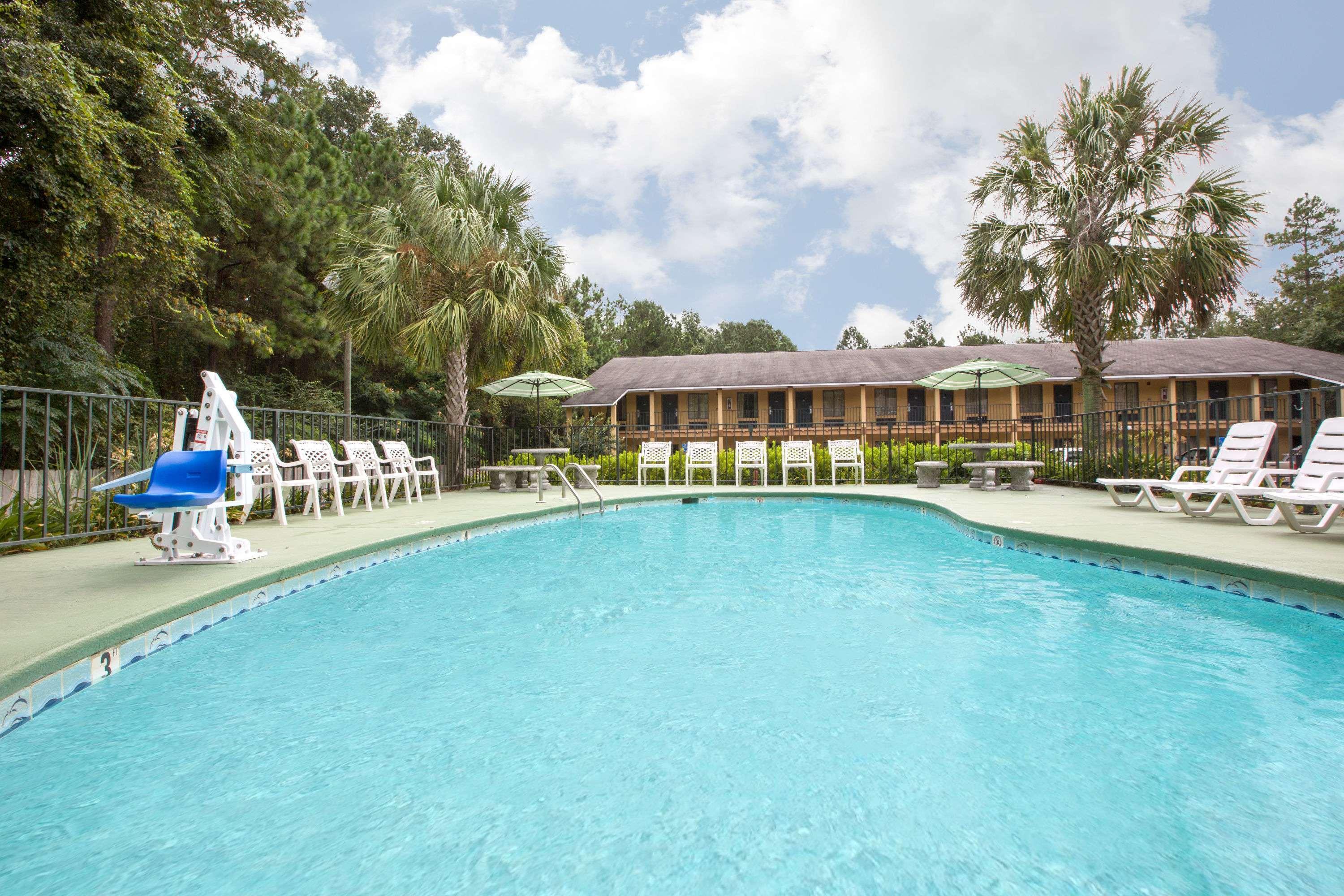 Howard Johnson By Wyndham Dothan Exterior photo