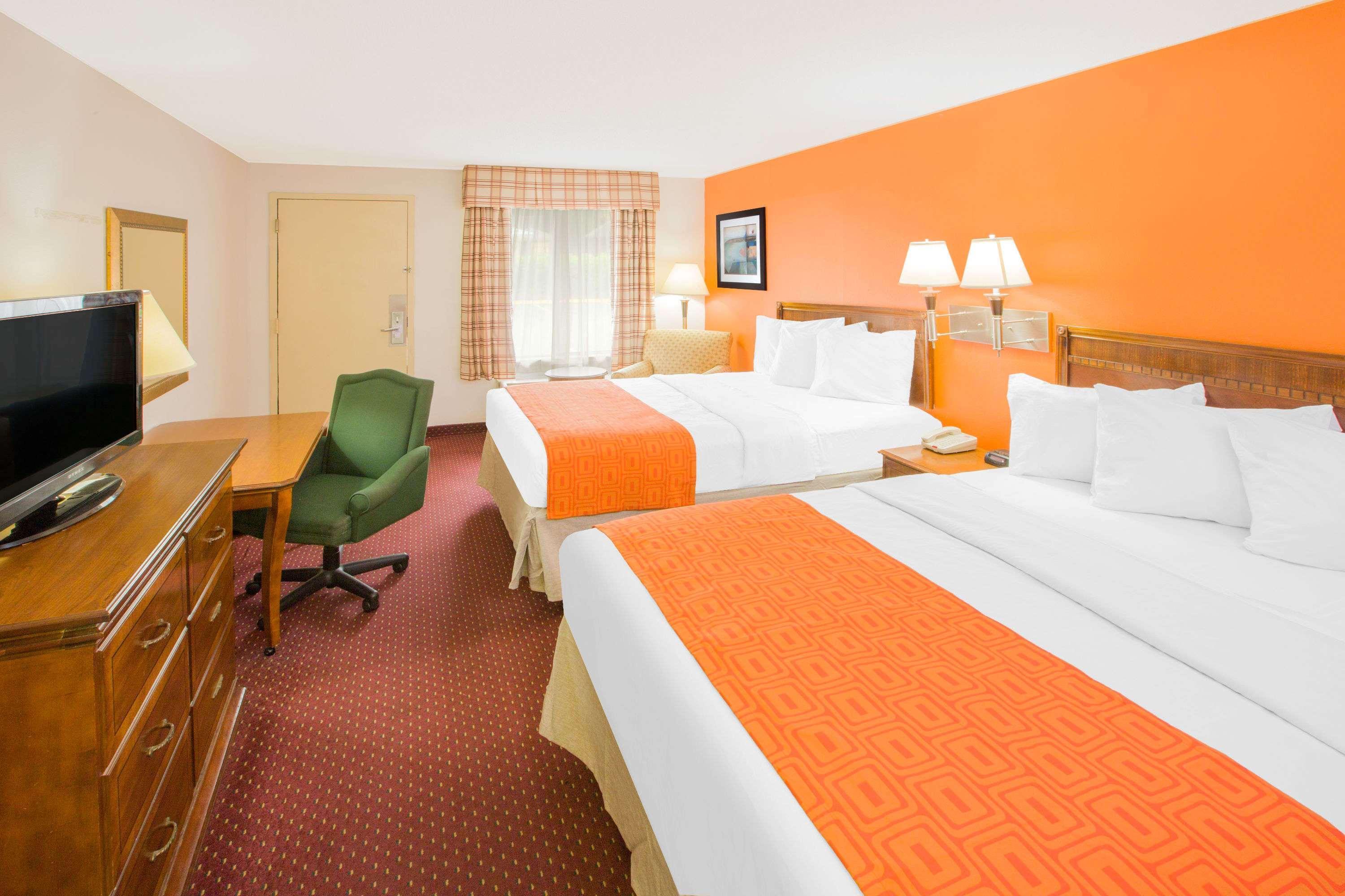 Howard Johnson By Wyndham Dothan Exterior photo